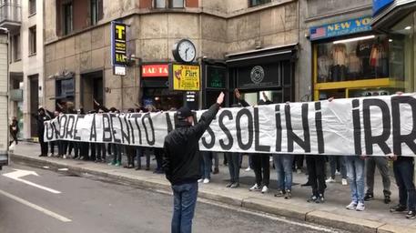 'Onore a Mussolini', striscione vicino piazzale Loreto © ANSA