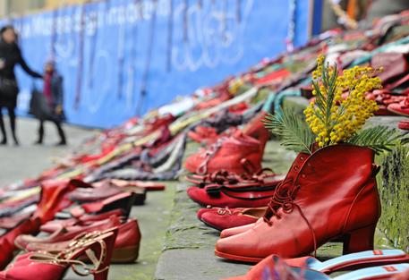Le scarpe rosse simbolo della protesta contro i femminicidi (Foto d'archivio) © ANSA