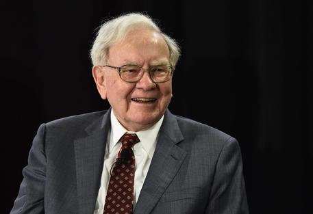 Warren Buffett compra i titoli Amazon, 'idiota a non farlo prima' © ANSA