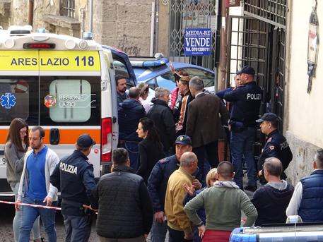 Gli inquirenti nel negozio di via San Luca dove avvenuto l'omicidio di Norveo Fedeli, commerciante  di 73 anni, Viterbo, 3 maggio 2019 © ANSA