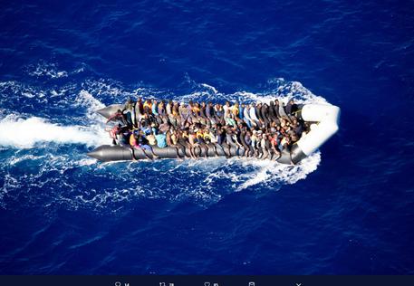 La foto del gommone alla deriva al largo della Libia © ANSA