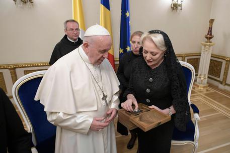 Il Papa con il primo ministro romeno Vasilica Viorica Dancila © ANSA
