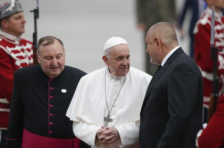 Il Papa accolto dal premier bulgaro  Boyko Borisov © AP