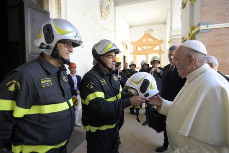 Pope Francis visits the church of Santa Maria in Via © EPA
