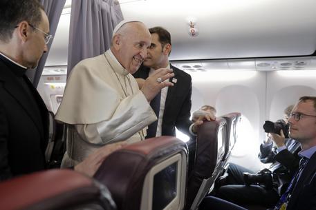Papa Francesco al ritorno dalla Romania © EPA