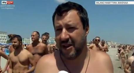 Salvini intervistato da Sky sulla spiaggia a Milano Marittima © ANSA