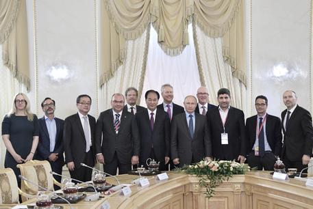 Putin nell'incontro con le grandi agenzie internazionali © AP