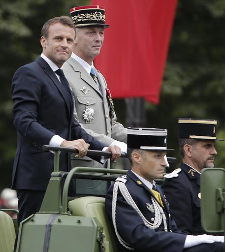 Macron alla parata che celebra la presa della Bastiglia © AP