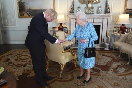 Boris Johnson con la Regina © AP
