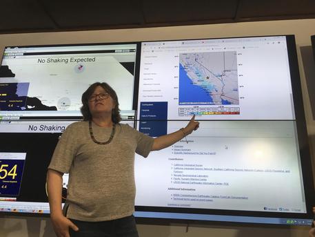 La sismologa Lucy Jones durante la conferenza a Pasadena © AP