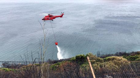 Incendio vicino a spiaggia Alghero, in volo il Super Puma © ANSA