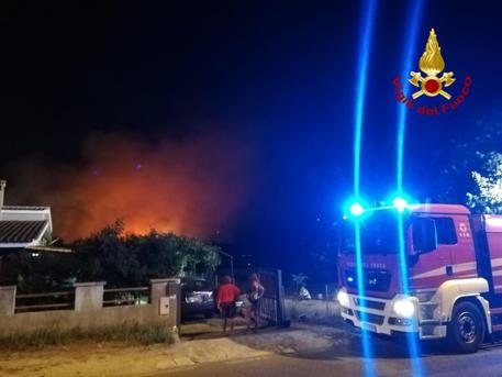 Incendi: fiamme nel sud Sardegna, evacuate abitazioni © ANSA