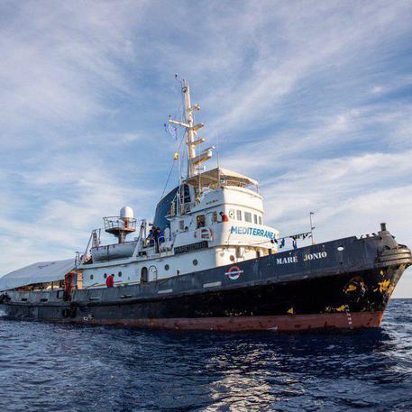 La nave Jonio in un'immagine postata su Twitter dalla ong Mediterranea Saving Humans © ANSA