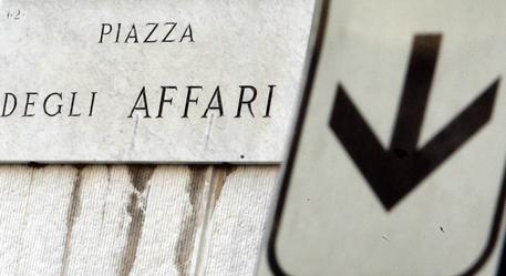 La targa di piazza degli Affari di Milano in un'immagine d'archivio © ANSA