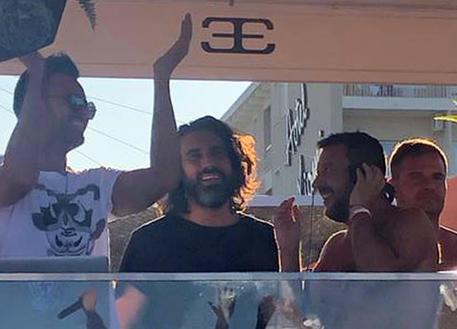Salvini in consolle al Papeete beach su note inno di Mameli © ANSA