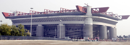 Una veduta esterna dello stadio Giuseppe Meazza (San Siro) a Milano, in una immagine di archivio © ANSA