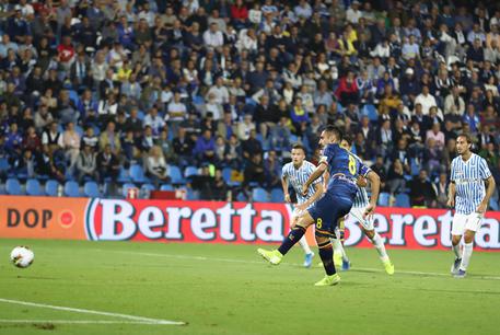 Spal-Lecce 0-1: al 12' del pt, Felipe affonda il tackle su Babacar e commette fallo in area, dal dischetto Mancosu batte Berisha. © ANSA