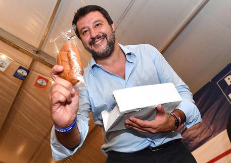 Il leader della Lega Matteo Salvini ha chiuso il comizio alla Zena Fest, la festa del partito del Carroccio a Genova, lanciando merendine dal palco verso i militanti © ANSA