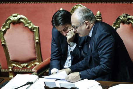 Il presidente del Consiglio Giuseppe Conte (S) e il ministro dell'Economia Roberto Gualtieri - archivio © ANSA