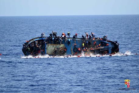 Migranti: Libia, si capovolge barcone con 50 a bordo © AP