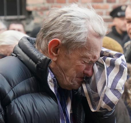 La commozione di un sopravvissuto JANEK SKARZYNSKI / AFP © AFP