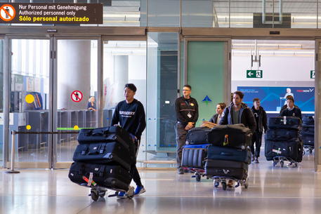 La squadra d calcio del Wuhan arriva all'aeroporto di Malaga © EPA