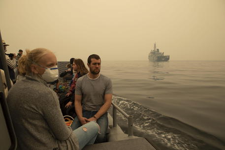 Australian navy evacuates people from communities affected by bushfires © EPA