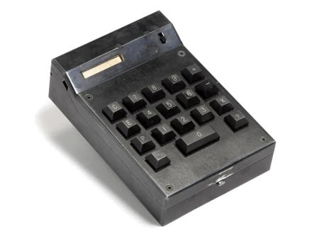 All'asta la prima calcolatrice portatile (Credit: sito Gizmodo) © ANSA