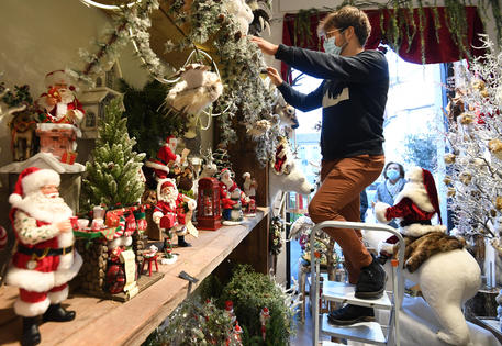 Un negozio con le decorazioni natalizie a Milano © ANSA