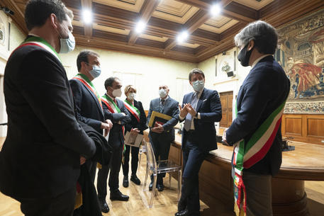 Un momento dell'incontro dei sindaci con Giuseppe Conte (foto us Palazzo Chigi) © ANSA
