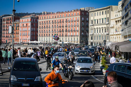 Folla sul lungomare di Napoli nella prima domenica dopo l'entrata in vigore del Dpcm © ANSA