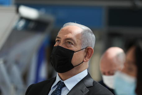 Israeli Prime Minister Benjamin Netanyahu visit the new coronavirus lab at Ben-Gurion International Airport © EPA