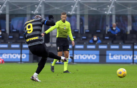 Lukaku segna il, rigore della vittoria dell'Inter sul Napoli © ANSA