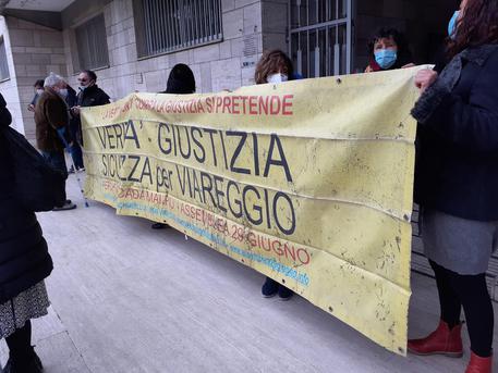 Uno striscione esposto davanti al Comune dai familiari delle vittime della strage di Viareggio © ANSA