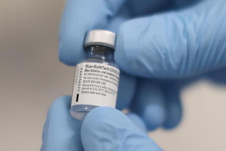 Ok dell'Aifa al vaccino © EPA
