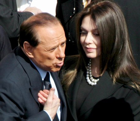 Una foto di archivio di Silvio Berlusconi e Veronica Lario © EPA
