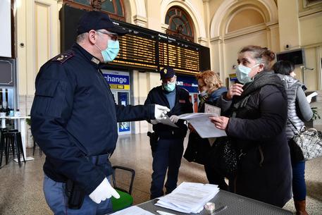 La stazione ferroviaria di Genova Brignole con la Polizia Ferroviaria che controlla i passeggeri in partenza con i treni, archivio © ANSA