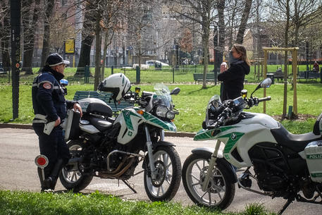 Controlli della polizia in un parco a Milano © ANSA