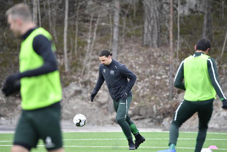Ibrahimovic in allenamento con l'Hammarby lo scorso aprile © EPA