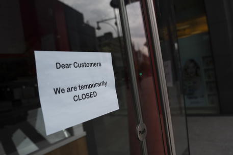 Un negozio chiuso a Londra © EPA