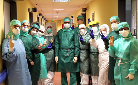 Il capo del dipartimento di Gastroenterologia ed endoscopia digestiva dell'ospedale di Crema, Elisabetta Buscarini e il suo team © ANSA