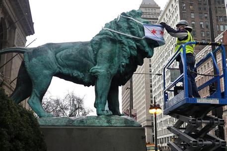 Una mascherina messa alla statua di un leone a Chicago © AFP