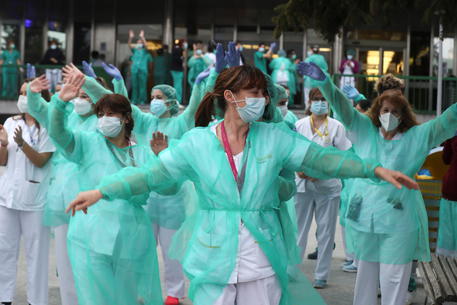Operatori sanitari in Spagna © EPA