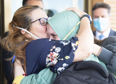 Silvia Romano abbracciata dalla madre al suo arrivo a Ciampino © ANSA
