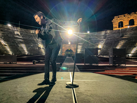 Diodato canta nell'Arena di Verona completamente vuota per Europe Shine a Light © ANSA