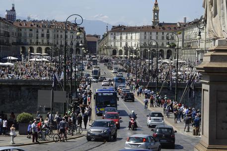 La folla in attesa del sorvolo di Torino da parte della pattuglia acrobatica delle Frecce Tricolori © ANSA