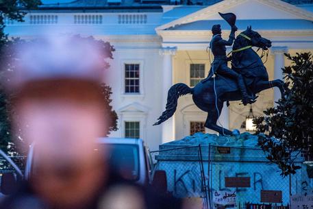La statua di Andrew Jackson davanti alla Casa Bianca © AFP