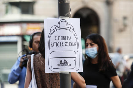'Scuole aperte e sicure', proteste in tutta Italia © ANSA
