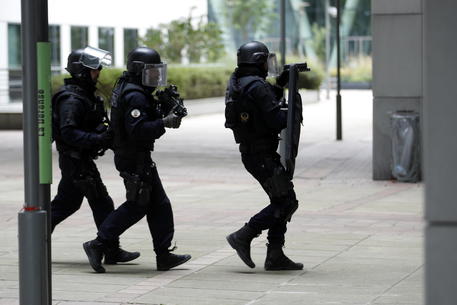 La polizia accorsa in forza alla Defense © EPA