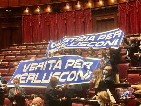 Le scritte sui cartelloni alla Camera ad inizio di seduta dai deputati di Forza Italia al termine dell'intervento della  Capogruppo Mariastella Gelmini © ANSA